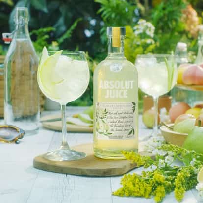 Absolut Juice Pear Elderflower in a summer dining inviroment