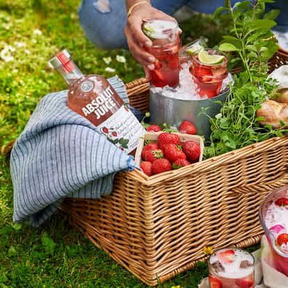 Absolut Juice Strawberry in a summer picnic basket