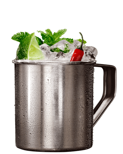 Mug en cuivre givré rempli de glace, citron vert, menthe fraîche et piment rouge, évoquant un cocktail mule épicé.