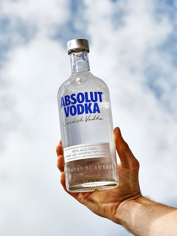 Original Bottle Vodka ABSOLUT Lifestyle 2021 RVB 1x1 HR 750mL ALT 4